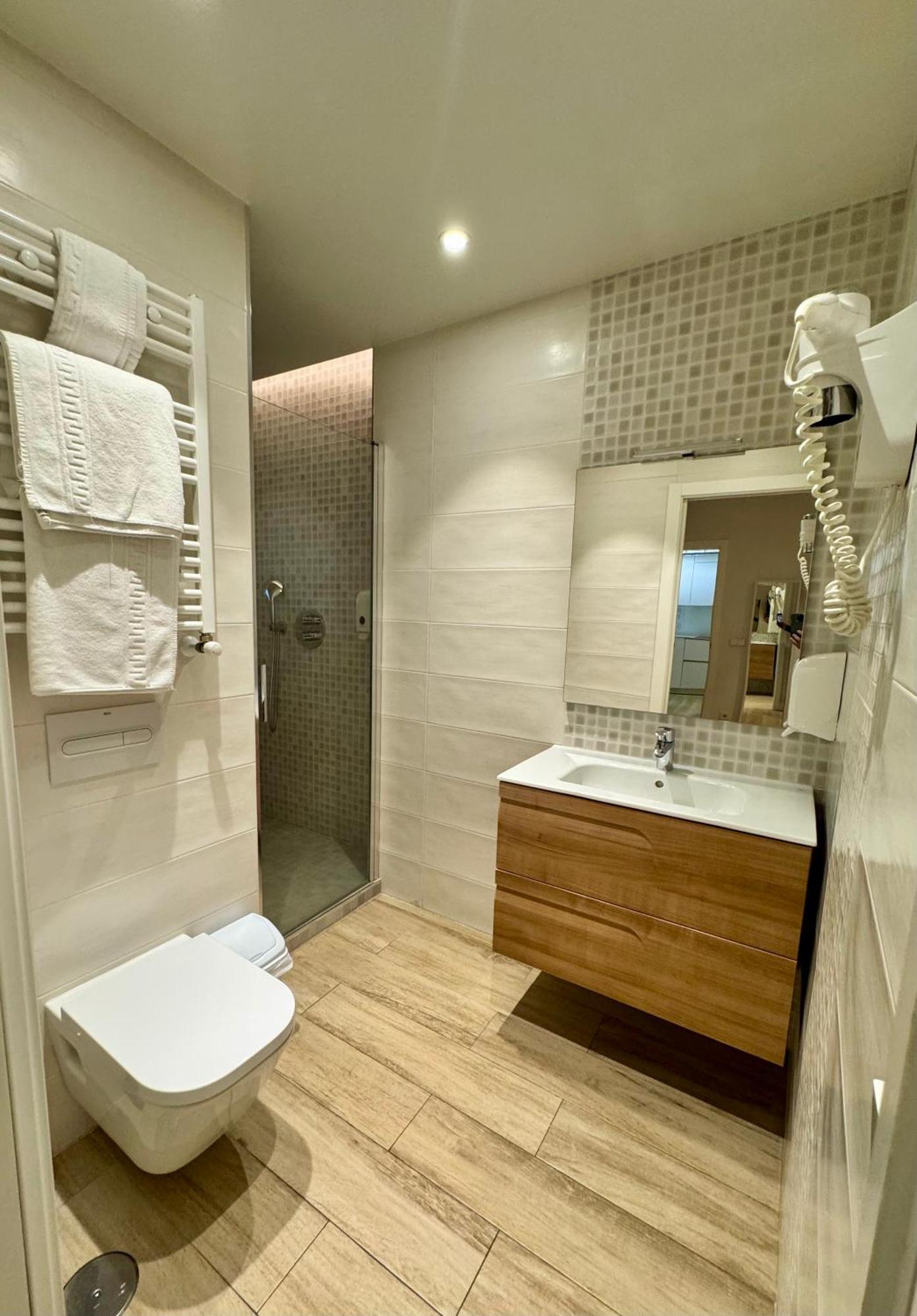 Apartamentos Apolo Madrid Eksteriør bilde